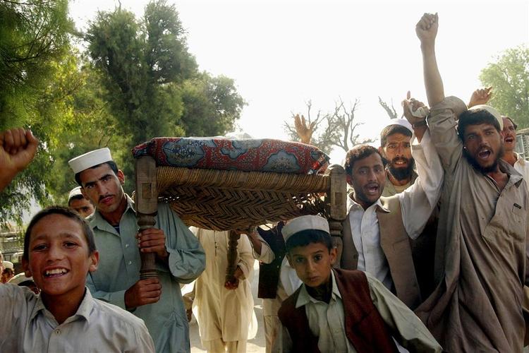 Afghanske demonstranter på gaden efter vestlige styrkers drab på personer, de hævder, er civile. 