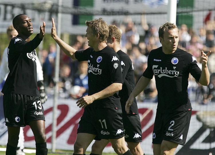 Marcus Allbäck (i midten) sikrede med sin scoring i Silkeborg den syvende FCK-sejr på stribe. 