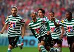 Sporting var kun ét point efter FC Porto, da Liedson scorede til 1-0, men Benfica fik udlignet og dermed blev FC Porto den store vinder, da de portugisiske  hovedstadsklubber sent søndag aften spillede 1-1. 
