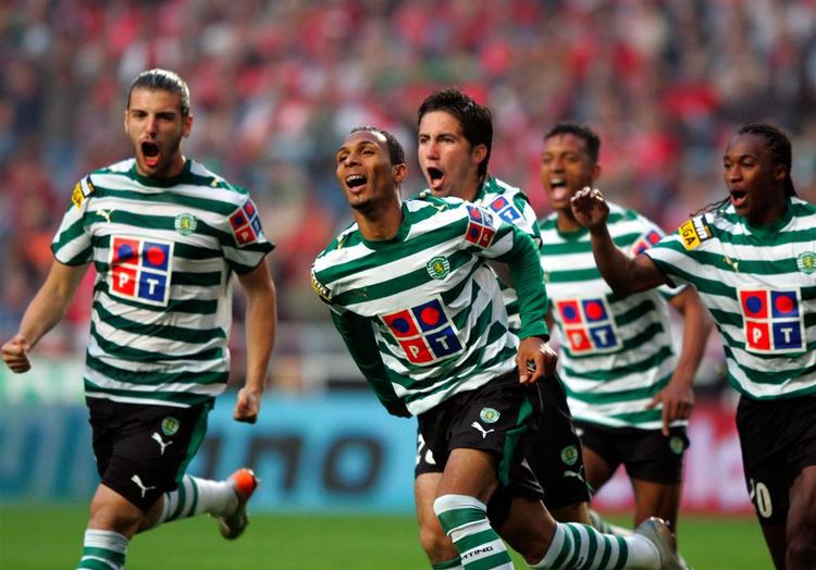 Sporting var kun ét point efter FC Porto, da Liedson scorede til 1-0, men Benfica fik udlignet og dermed blev FC Porto den store vinder, da de portugisiske  hovedstadsklubber sent søndag aften spillede 1-1. 
