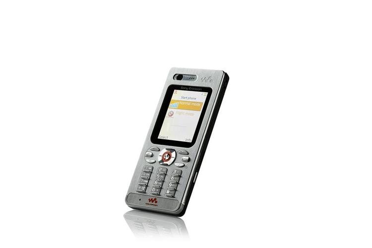 Det er gået ud over knapperne, at Sony Ericssons W880i-mobil er blevet tynd. 