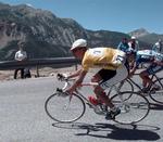 Bjarne Riis i angreb iført den gule førertrøje på 10. etape af Tour de France 1996. 