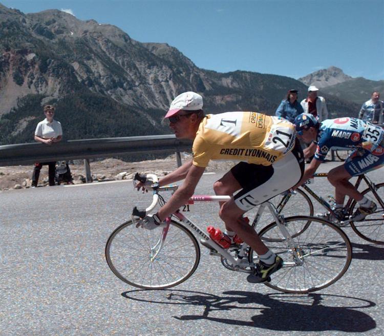 Bjarne Riis i angreb iført den gule førertrøje på 10. etape af Tour de France 1996. 