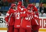 Kim Staal i flokken af jublende danske spillere efter et dansk mål i kampen mod Finalnd. 