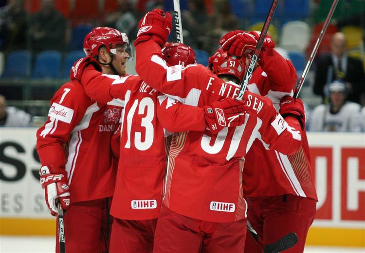 Kim Staal i flokken af jublende danske spillere efter et dansk mål i kampen mod Finalnd. 