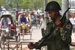En soldat holder vagt i hovedstaden Dhaka i Bangladesh. 