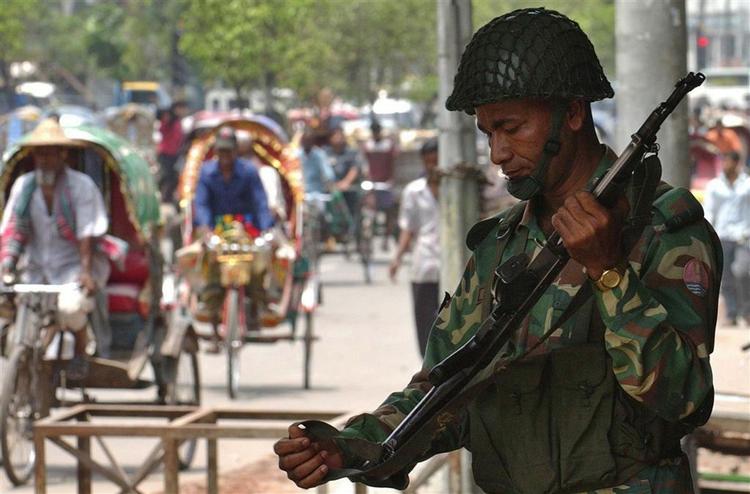 En soldat holder vagt i hovedstaden Dhaka i Bangladesh. 