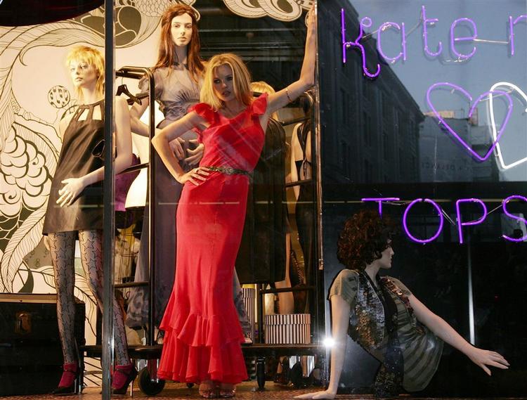Supermodellen Kate Moss viste sig cirka 10 sekunder i TopShops vindue, inden dørene blev åbnet for hungrende shoppere. 