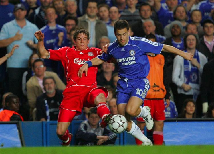 Daniel Agger i duel med Chelseas målscorer Joe Cole i den første semifinale for en uge siden. 