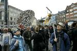 Udover skilte og bannere er der en bulldozer med i dagens demonstration. Et af skiltene opfordrer til at rydde Rådhuset. 