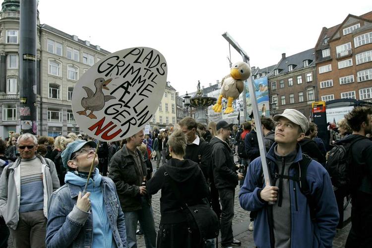 Udover skilte og bannere er der en bulldozer med i dagens demonstration. Et af skiltene opfordrer til at rydde Rådhuset. 