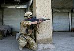 Britisk soldat i aktion i Sangin Dalen. 