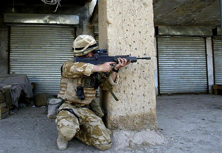 Britisk soldat i aktion i Sangin Dalen. 