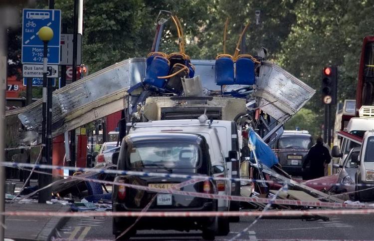 Mindst 50 personer blev dræbt og 700 såret, da terrorister angreb den offentlige transport. Her ved Euston Station. 