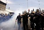 Tyrkiske politistyrker i offensiven i Istanbul. 