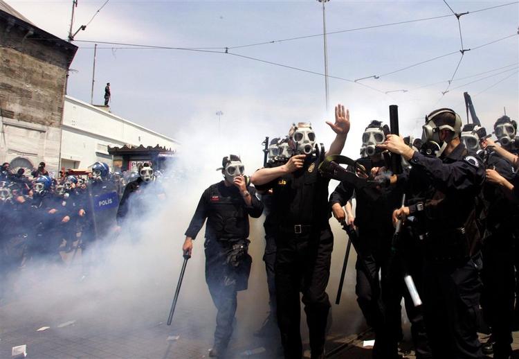 Tyrkiske politistyrker i offensiven i Istanbul. 
