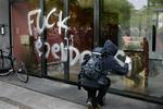 Trods omfattende hærværk i form af graffiti har politiet valgt foreløbigt at forholde sig afventende ved Ungdomshusets demonstration gennem København. 