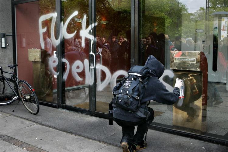 Trods omfattende hærværk i form af graffiti har politiet valgt foreløbigt at forholde sig afventende ved Ungdomshusets demonstration gennem København. 