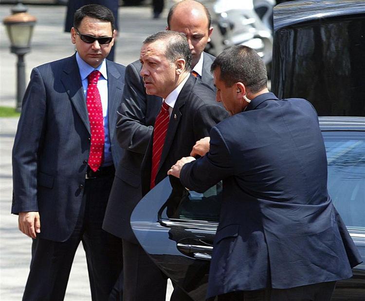 Ministerpræsident Erdogan omgivet af sikkerhedsfolk. 