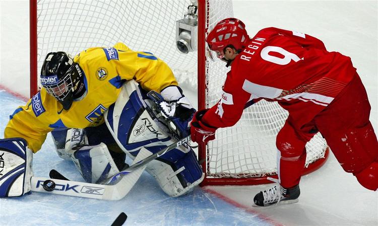 Peter Regin forsøger sig mod det ukrainske mål. 