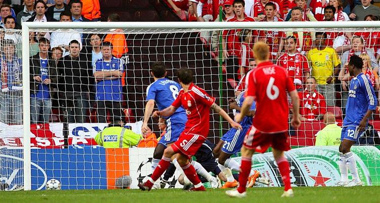 Daniel Agger har scoret til 1-0 for Liverpool i Champions League semifinalens returkamp hjemme på Anfield Road. 