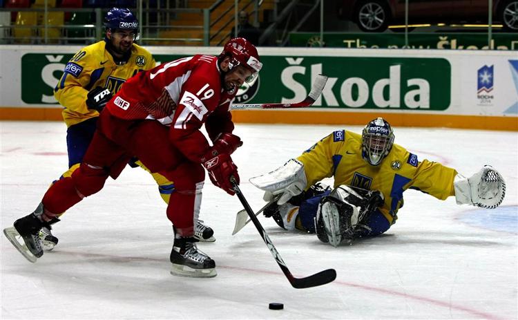Kim Staal(i rødt) er en af de danske angribere, som i dag kan skyde Danmark ind på en tiendeplads i VM. 