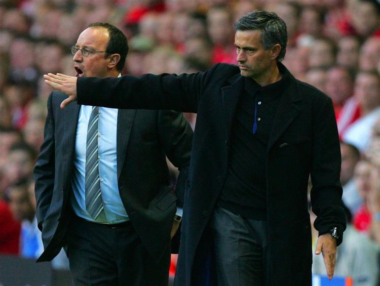 Rafael Benitez (tv.) vandt Champions League i 2005, Jose Mourinho vandt i 2004. Tirsdagens semifinaledrama betød, at det er Liverpools spanske manager, der får chancen for endnu en titel. 