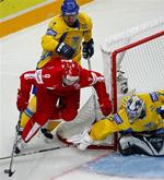 Peter Regin forsøger at skære ind foran det ukrainske mål under gårsdagens afgørende dyst. 