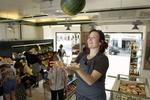 Butikschef Anya Hultberg fra det økologiske supermarked, Egefeld, får en økologisk vandmelon til at svæve i luften. Det gør det samlede salg af økologiske varer også - det er steget kraftigt for andet år i træk. 