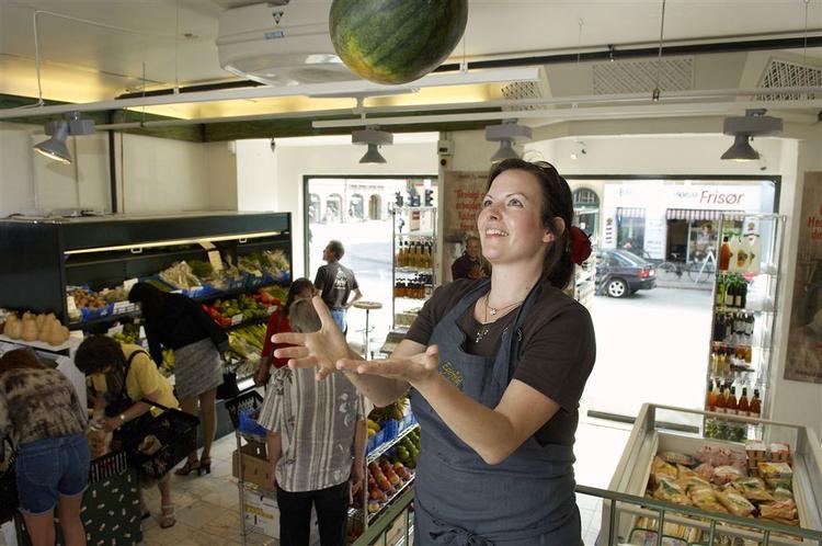 Butikschef Anya Hultberg fra det økologiske supermarked, Egefeld, får en økologisk vandmelon til at svæve i luften. Det gør det samlede salg af økologiske varer også - det er steget kraftigt for andet år i træk. 