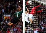 United vil have bolden i mål i aften på San Siro - og Milan skal have bolden i mål for at komme i finalen. 