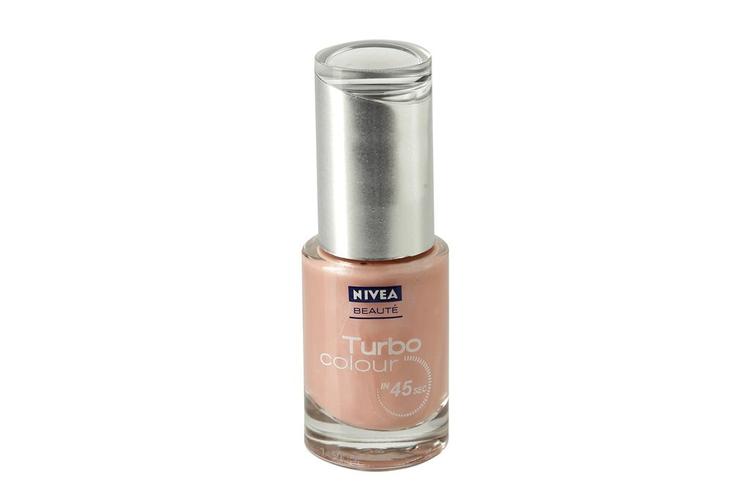 Uskyld ser den ud, men Niveas neglelak indeholder acrylater, der kan give kontaktallergi. 