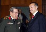 Den tyrkiske regeringschef Tayyip Erdogan i samtale med chefen for generalstaben, Yasar Buyukanit. I baggrunden landsfaderen Kemal Atatürk. 
