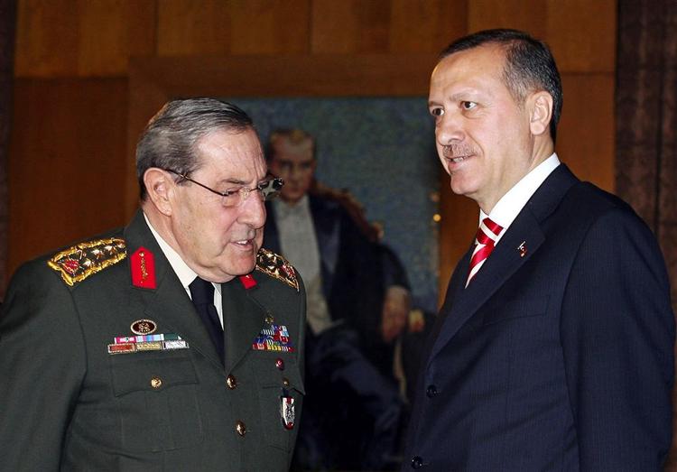 Den tyrkiske regeringschef Tayyip Erdogan i samtale med chefen for generalstaben, Yasar Buyukanit. I baggrunden landsfaderen Kemal Atatürk. 