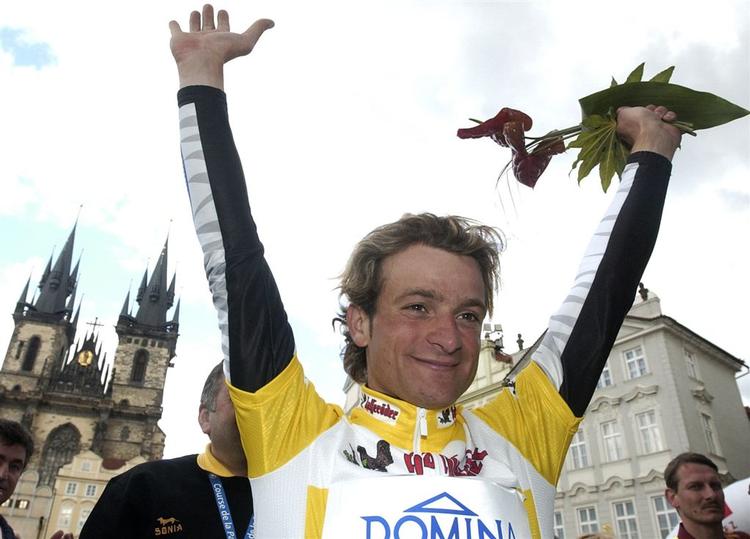 Scarponi jubler efter sin sejr i Fredsløbet i 2004. 