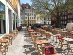 Efter et langt tilløb er det gået stærkt på 'Huks Fluks', der har åbnet cafe og restaurant på en af byens mest charmerende pladser. I begyndelsen af juni åbner der også en bar i kælderen. 