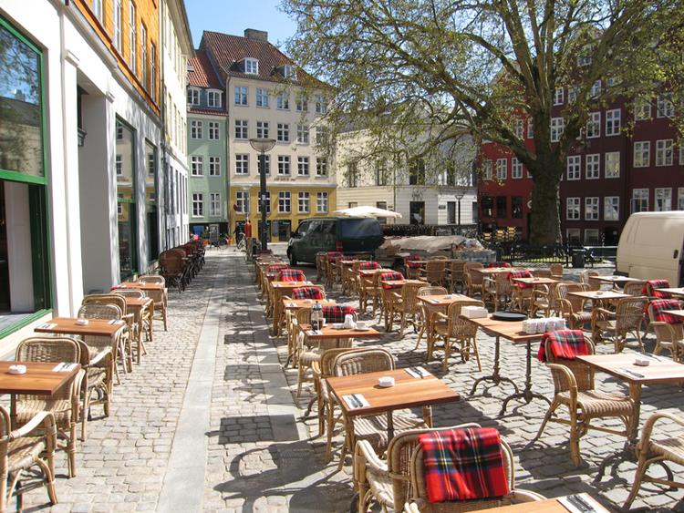 Efter et langt tilløb er det gået stærkt på 'Huks Fluks', der har åbnet cafe og restaurant på en af byens mest charmerende pladser. I begyndelsen af juni åbner der også en bar i kælderen. 