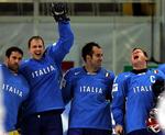 Italienske spillere fejrer sejren over Letland ved ishockey VM. 