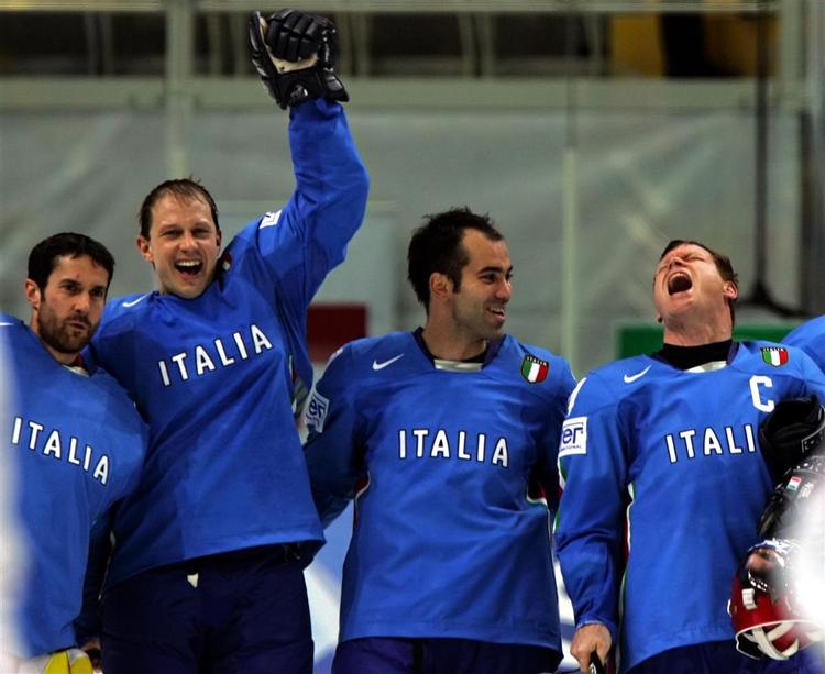 Italienske spillere fejrer sejren over Letland ved ishockey VM. 