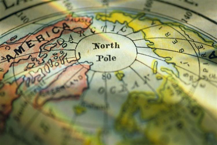 Kampen om Nordpolen er i gang. Danmark sender russisk atom-båd afsted for at undersøge hvor langt riget rækker. 