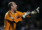 Pepe Reina i aktion på Anfield Road tirsdag aften. På omtrent samme tid tømte tyve Liverpool målmandens hjem og stjal hans bil. 
