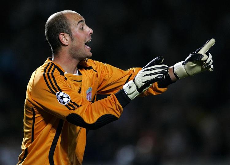 Pepe Reina i aktion på Anfield Road tirsdag aften. På omtrent samme tid tømte tyve Liverpool målmandens hjem og stjal hans bil. 