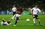 AC Milans Clarence Seedorf(i midten)scorer Milans andet mål i 3-0 sejren over Manchester United. 