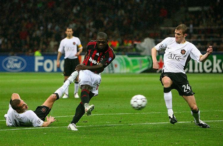 AC Milans Clarence Seedorf(i midten)scorer Milans andet mål i 3-0 sejren over Manchester United. 