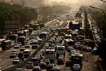 Trafikken i Beijing i Kina er kaotisk. Hver dag kommer 6.000 nye biler på gaderne, hvor smoggen hænger tykt. Her biler i kø på motorvejen. 