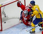 To af Danmarks kommende modstandere i mellemrunden, Sverige og Schweiz, tørnede onsdag sammen i deres sidste indledende kamp. Sveriges Anton Stralman scorer her et af Sveriges mål i den overbevisende 5-0 sejr over Schweiz. 