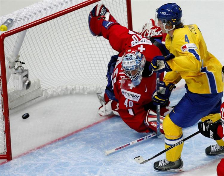 To af Danmarks kommende modstandere i mellemrunden, Sverige og Schweiz, tørnede onsdag sammen i deres sidste indledende kamp. Sveriges Anton Stralman scorer her et af Sveriges mål i den overbevisende 5-0 sejr over Schweiz. 
