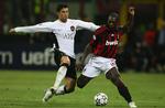 Milans Clarence Seedorf, til højre, tackles af Manchester Uniteds Cristiano Ronaldo. 