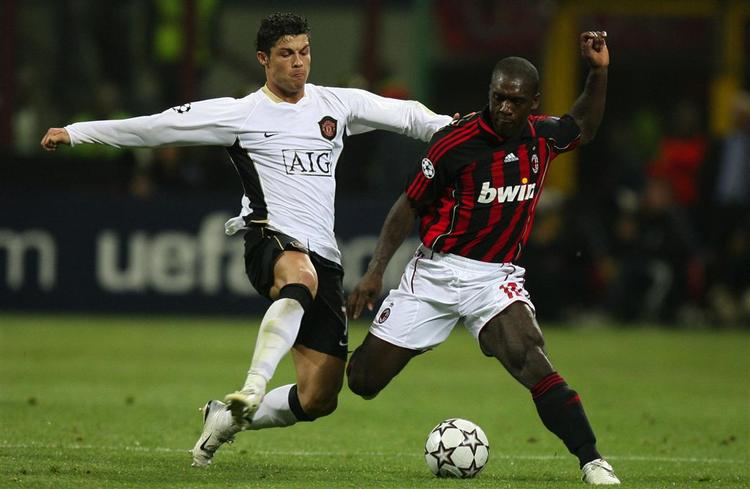 Milans Clarence Seedorf, til højre, tackles af Manchester Uniteds Cristiano Ronaldo. 