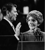 Ronald Reagan indsættes som præsident i 1981, ledsaget af sin hustru, Nancy. 